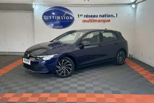 Volkswagen Golf bleu 2021 vue 3/4 avant droit, jantes alliage noires et phares LED allumés.