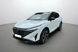 Nissan Qashqai E-POWER 205 Tekna Plus blanc lunaire toit noir, vue 3/4 avant avec jantes alu 20 pouces.