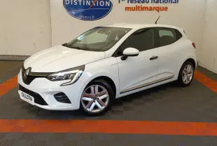 Renault Clio Business blanc vue 3/4 avant droit, feux LED et jantes alliage visibles en showroom.