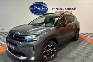 Citroën C5 Aircross gris Platinium en 3/4 avant droit, avec jantes noires et éclairage LED allumé.