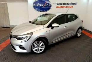 Renault Clio Business E-Tech hybride gris clair vue 3/4 avant droit, feux LED et jantes alliage visibles en intérieur showroom