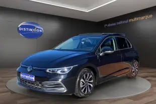 Volkswagen Golf VIII noire vue 3/4 avant droit avec toit panoramique et jantes alliage en showroom.