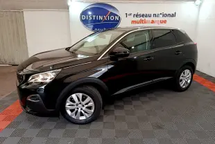 Peugeot 3008 noir vue de profil côté gauche dans un showroom avec éclairage intérieur et sol damier.