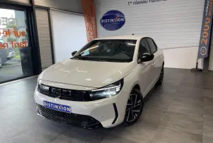 Opel Corsa blanche vue 3/4 avant droit en showroom, avec calandre noire et jantes alliage noires diamantées.