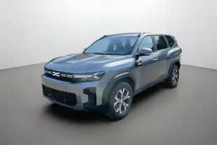SUV Dacia Bigster gris schiste en 3/4 avant droit, avec calandre noire distinctive et jantes alu 17 pouces.