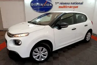 Citroën C3 blanche vue en 3/4 avant droit, avec phares allumés et jantes alliage simple.