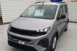 Peugeot Rifter gris acier en 3/4 avant droit, avec calandre noire et jantes alu 16 pouces visibles.