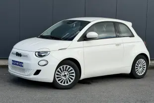 Fiat 500 électrique blanc Artic vue 3/4 avant droit, avec jantes alu 16 pouces et phares ronds LED.
