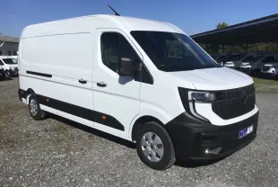 Renault Master blanc en vue 3/4 avant droit, avec calandre noire et protections latérales noires visibles.