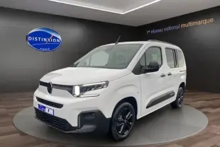 Citroën Berlingo blanc en 3/4 avant droit, avec jantes noires et détails noirs contrastants sur les bas de caisse.