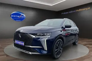 Vue 3/4 avant droit du DS7 2024 bleu éclipse avec calandre distinctive et feux LED en forme de griffes.