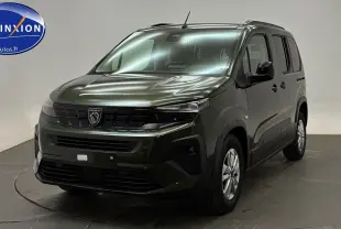 Vue 3/4 avant du Peugeot Rifter 2026 vert Sirkka avec barres de toit et jantes alliage 16 pouces.