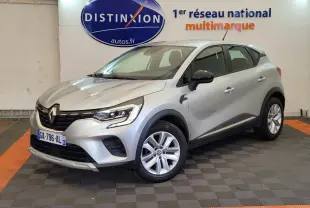 Renault Captur Business gris clair vu en 3/4 avant droit, avec jantes alliage et rétroviseurs noirs.