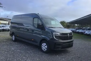 Vue 3/4 avant droit du Renault Master gris urbain 2025 avec calandre noire distinctive et feux LED.