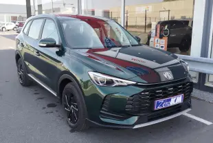 MG ZS 2026 vert émeraude en 3/4 avant droit, avec calandre noire et jantes alliage noires, stationné devant un showroom.