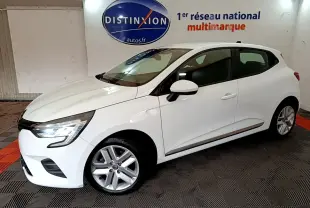 Renault Clio Business Blue dCi 85 blanche vue de profil côté gauche en intérieur avec phares LED allumés.