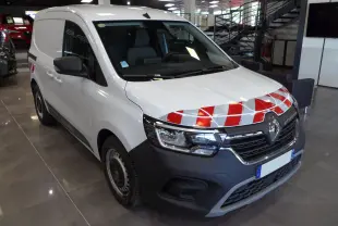 Renault Kangoo Van blanc minéral en 3/4 avant droit avec bandes réfléchissantes rouges sur le capot, en intérieur showroom.