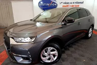 DS7 Crossback gris foncé vu en 3/4 avant droit, mettant en valeur sa calandre distinctive et ses phares LED.