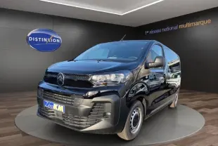 Vue 3/4 avant droite d’un Citroën Jumpy noir Perla Nera métal avec porte latérale coulissante en showroom.