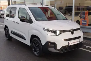Vue 3/4 avant droite d'un Citroën Berlingo Kaolin White avec jantes noires et protections latérales noires.