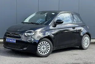 Fiat 500 électrique noire vue en 3/4 avant droit, avec jantes alu 16 pouces et calandre distinctive.
