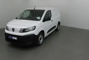 Peugeot Partner blanc vu en 3/4 avant droit, avec calandre noire et jantes acier simples.