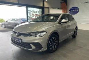 Volkswagen Polo gris clair vue 3/4 avant droit en intérieur avec jantes alliage et calandre chromée.