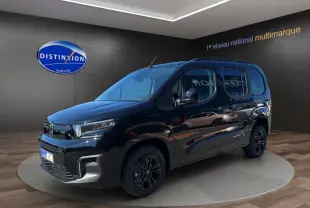 Citroën Berlingo noir en 3/4 avant droit, avec jantes noires et vitres latérales teintées, en intérieur showroom.