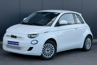 Fiat 500 électrique blanc Artic vue 3/4 avant droit, avec logo 500 noir et jantes multibranches.