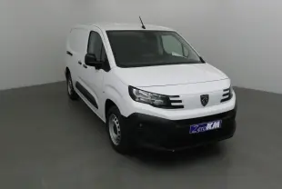 Peugeot Partner blanc en 3/4 avant droit, avec calandre noire et logo lion sur fond blanc.