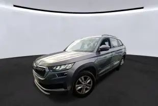Vue 3/4 avant droit d'un Skoda Kodiaq gris 2023 avec jantes alu 17'' et calandre noire chromée.