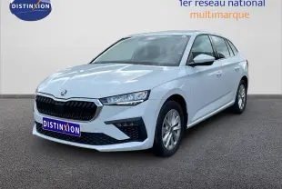 SKODA SCALA blanc glacier vue 3/4 avant droit, avec calandre noire et jantes alliage 16 pouces.