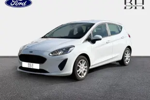 Ford Fiesta 2021 blanc glacier vue 3/4 avant droit, avec calandre noire et jantes alliage argentées.