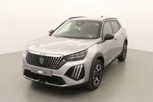 Peugeot 2008 gris Artense toit noir en 3/4 avant droit, mettant en valeur la calandre distinctive et les feux LED verticaux.