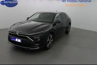 Citroën C5 X noir métal vue 3/4 avant droit dans un studio, soulignant ses lignes modernes et ses jantes alliage.