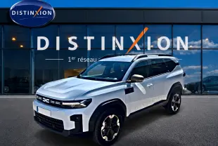 SUV Dacia Bigster blanc en 3/4 avant droit, avec barres de toit et jantes alliage distinctives.