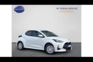 Toyota Yaris 116h Dynamic blanc vue 3/4 avant droit, compacte hybride essence avec calandre marquée, modèle 2025.