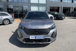 Vue de face d’un Peugeot 2008 gris métal 2025 avec calandre noire distinctive et plaque "Véhicules Occasions".