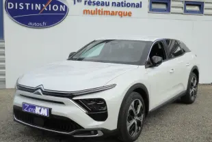 Citroën C5 X blanc nacré vue 3/4 avant droit avec calandre distinctive et jantes alliage modernes.