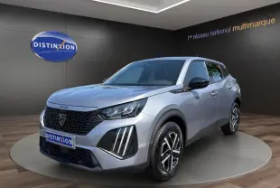 Peugeot 2008 Hybrid gris clair vue 3/4 avant droit, calandre noire et phares LED distinctifs.