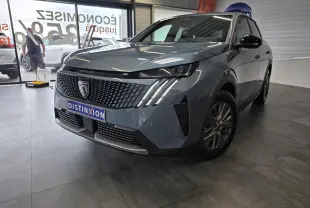 Peugeot 3008 bleu vue 3/4 avant droit en intérieur, avec calandre noire et feux LED à griffes distinctifs.