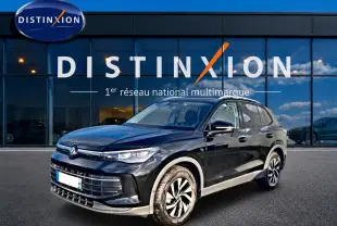 Volkswagen Tiguan noir 2025 en 3/4 avant droit, avec jantes modernes et calandre distinctive.