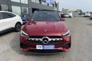 Vue de face d'un Mercedes GLA 200 D AMG-Line rouge métal 2022 avec calandre étoile et plaque "Véhicules Occasions"