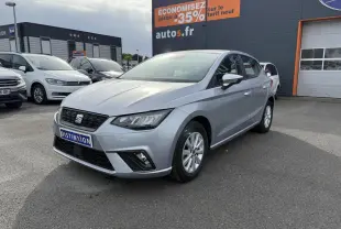 SEAT Ibiza 1.0 TSI Style argent Urban vue 3/4 avant droit, avec projecteurs antibrouillard et jantes alliage 15 pouces.