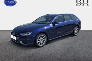 Audi A4 Avant bleu Navarre métallisé vue 3/4 avant droit sur fond neutre avec jantes alu et calandre distinctive.