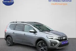 Vue 3/4 avant droite d'un Dacia Jogger gris 2025 avec toit noir et jantes noires distinctives.