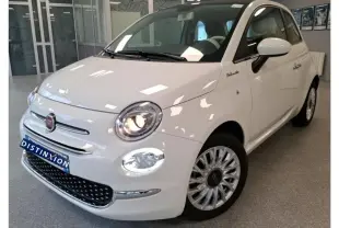 Vue 3/4 avant droite d'une Fiat 500 blanche Bossa Nova, avec phares allumés et jantes multibranches distinctives.