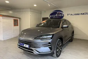 Vue 3/4 avant droite d'un BYD SEAL U hybride rechargeable gris métallisé exposé en showroom avec jantes bicolores et calandre horizontale.