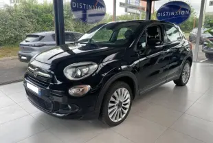 Vue 3/4 avant droite d'une Fiat 500X noire brillante avec jantes alliage dans un showroom lumineux