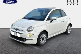 Fiat 500 blanche vue en 3/4 avant droit, avec toit panoramique en verre et jantes alu distinctives.